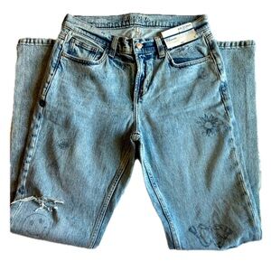 Arizona Jeans “90’s Straight” Light Wash Denim with Inked Designs NWT Size 7!